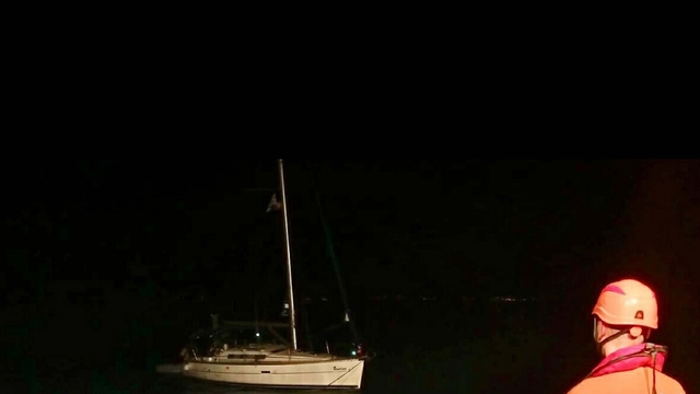 Çanakkale Boğazı'nda sürüklenen tekne kurtarıldı