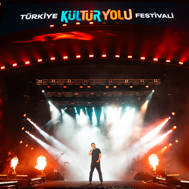 Şarkıcı Özgün Uğurlu, Van Kültür Yolu Festivali'nde konser verdi