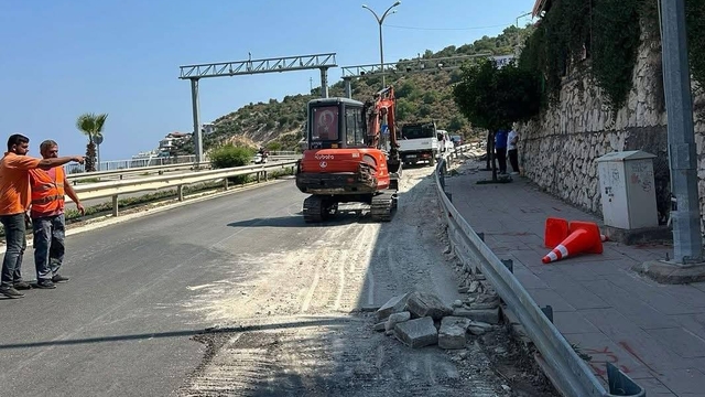 Finike-Demre kara yolunda yol ve çevre düzenleme çalışmaları yapılıyor
