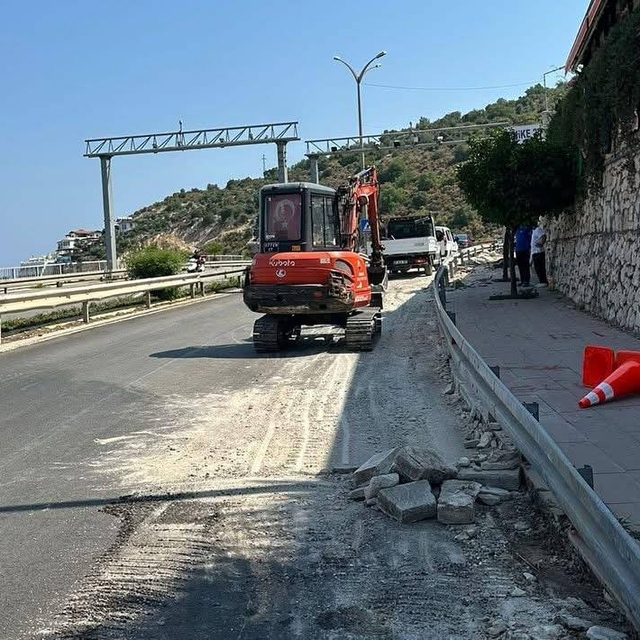 Finike-Demre kara yolunda yol ve çevre düzenleme çalışmaları yapılıyor