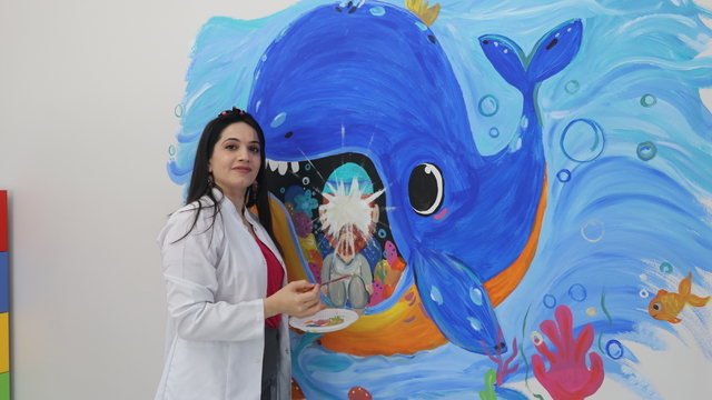 Çocukluk tutkusunu fırçasıyla duvarlara işliyor