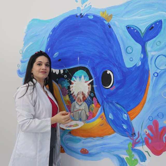 Çocukluk tutkusunu fırçasıyla duvarlara işliyor