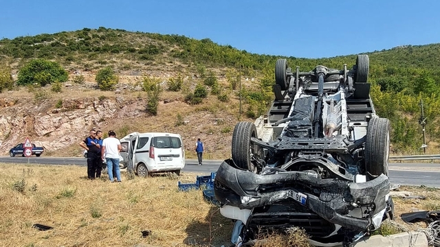 Otostop çekerek bindiği kamyonetin karıştığı kazada yaralandı