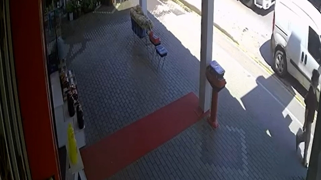 TIR'dan düşen çelik halat ruloları araçlara çarptı, o anlar kamerada