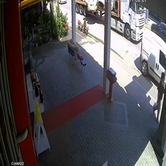 TIR'dan düşen çelik halat ruloları araçlara çarptı, o anlar kamerada