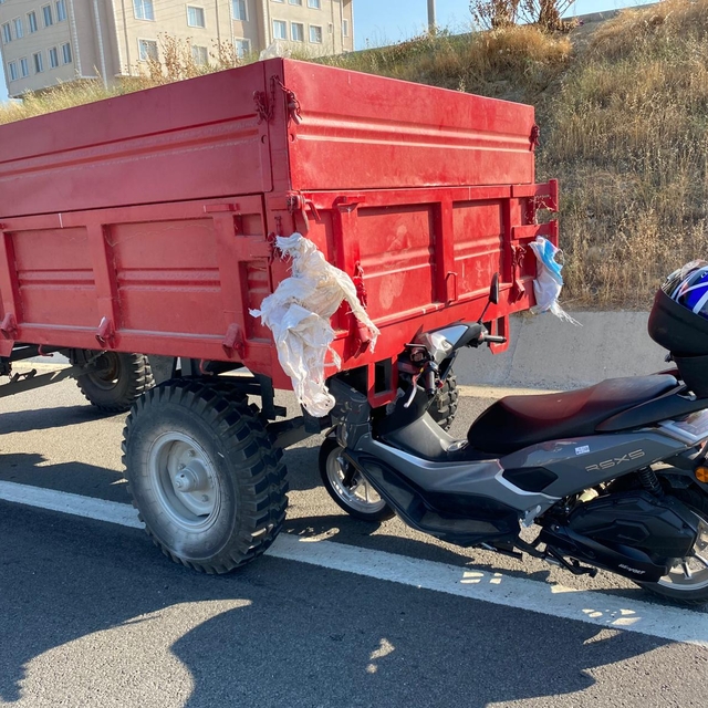 Traktörün römorkuna çarpan motosikletin sürücüsü yaralandı