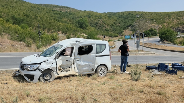 Bursa'da hafif ticari araç ile kamyonetin çarpıştığı kazada 3 kişi yaralandı