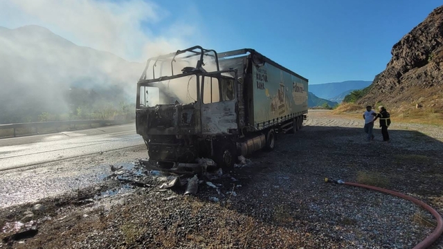 Artvin'de seyir halindeki tır yandı