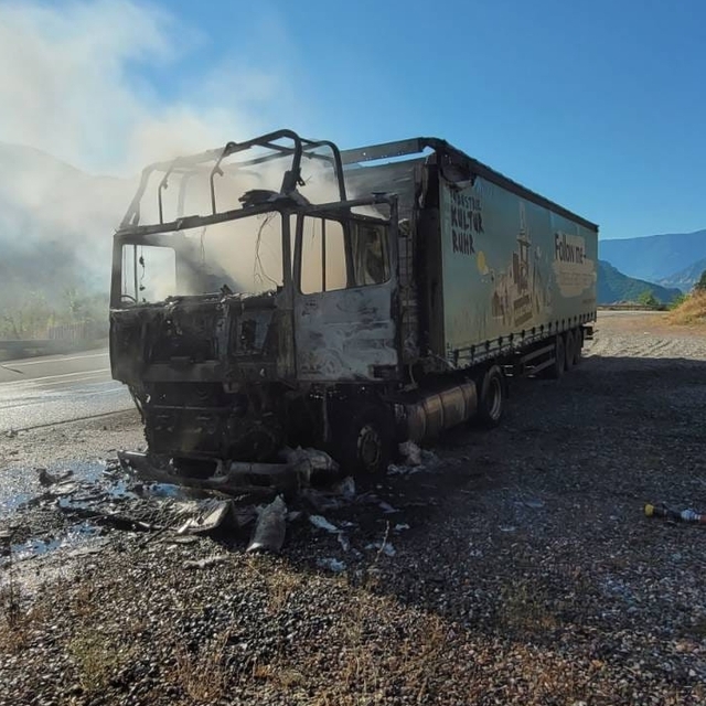 Artvin'de seyir halindeki tır yandı