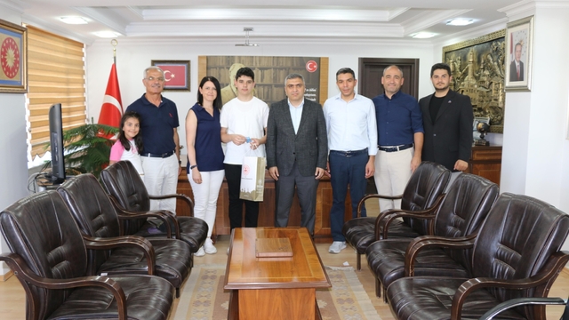 LGS sınavında tam puan alan öğrencilerden Kaymakam Karaaslan'a ziyaret