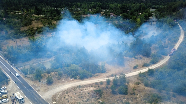 Karabük'te tarım arazisinde başlayıp ormana sıçrayan yangın kontrol altına alındı