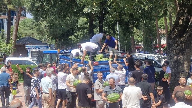 Tokat'ta ölen akrabaları için satın aldıkları 15 ton karpuzu "hayrına" dağıttılar