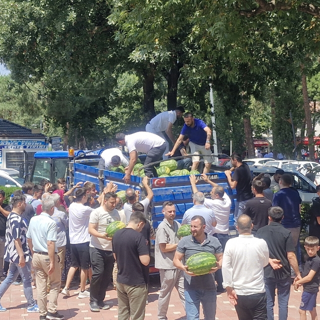 Tokat'ta ölen akrabaları için satın aldıkları 15 ton karpuzu "hayrına" dağı...