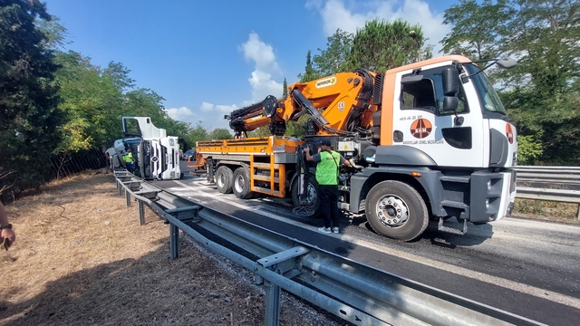 Sakarya'da devrilen tır, trafiği aksattı