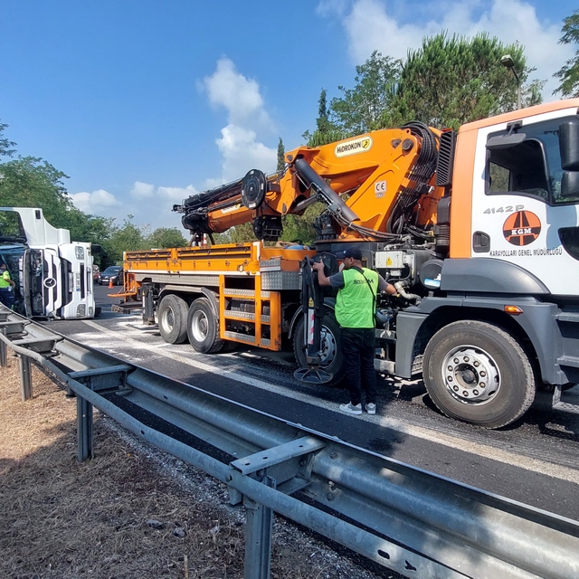 Sakarya'da devrilen tır, trafiği aksattı