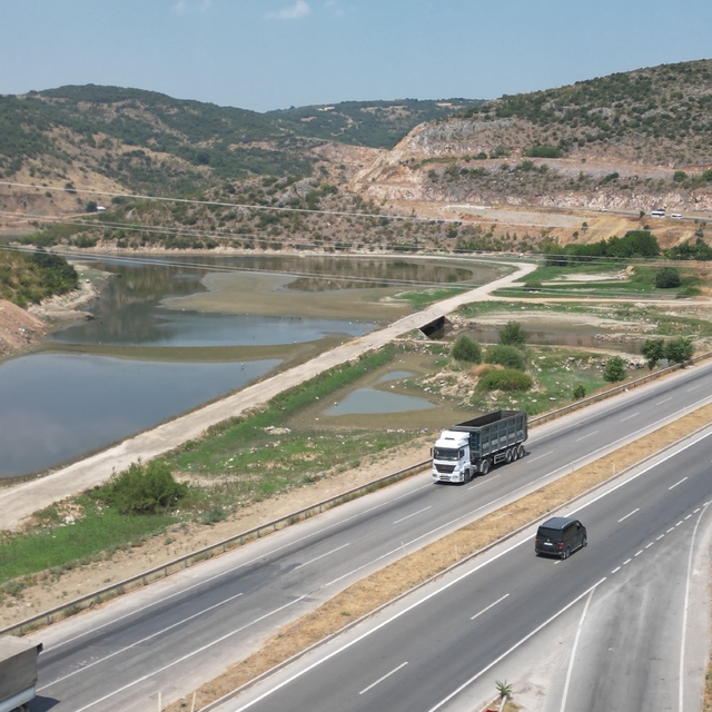 İnegöl'de Hamzabey Göleti alanında yetiştirilen ürünler hasat ediliyor