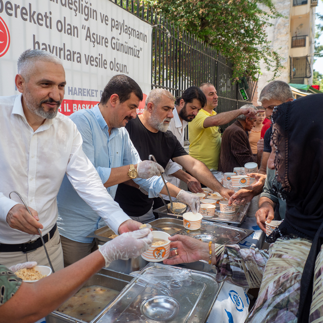 MHP İzmir İl Başkanlığından aşure ikramı
