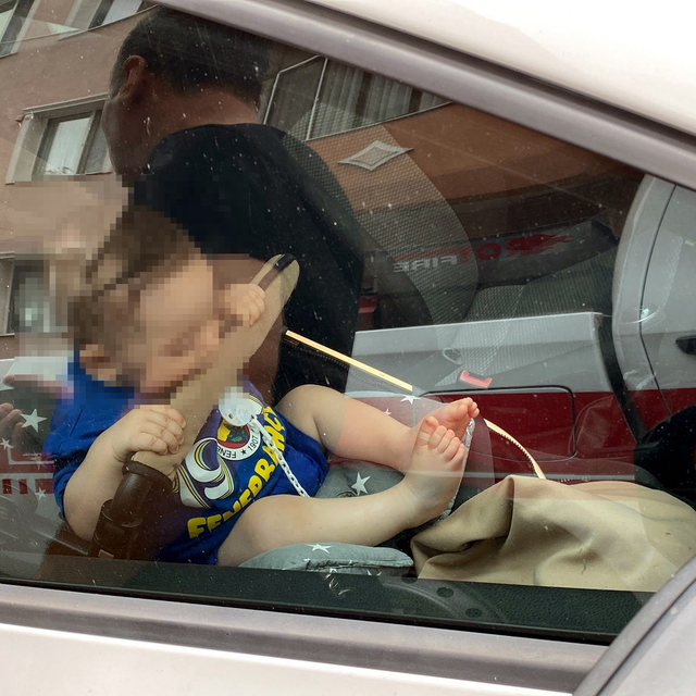 Otomobilde mahsur kalan 9 aylık bebek kurtarıldı