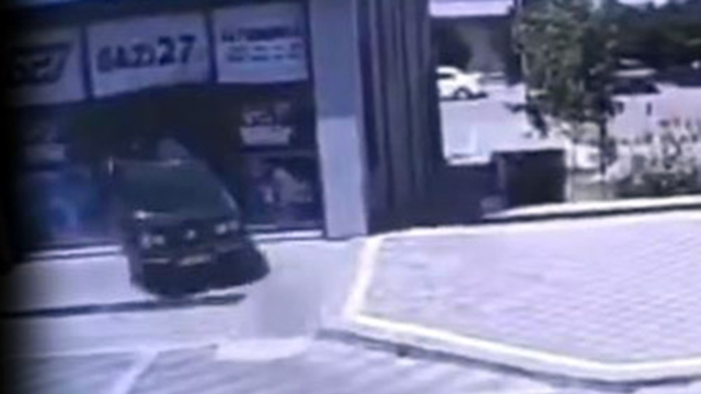 Otomobilin iş yerine girdiği kaza kamerada