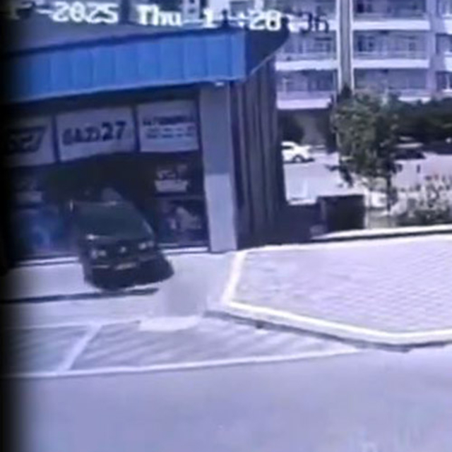 Otomobilin iş yerine girdiği kaza kamerada