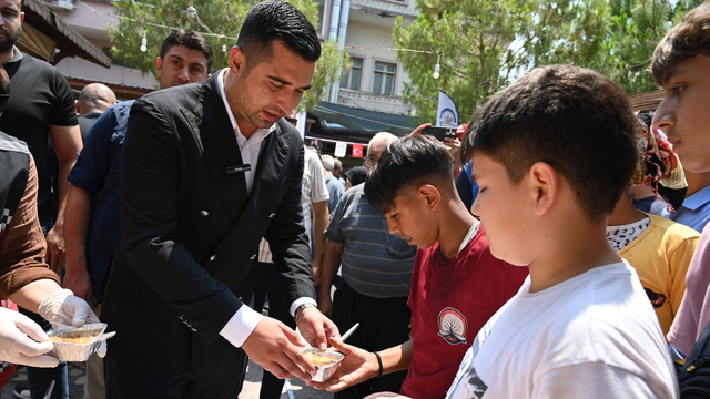 Kadirli'de vatandaşlara aşure ikram edildi