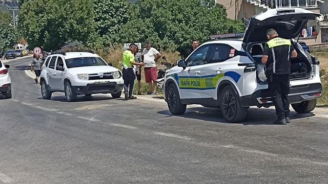 Erdek'te otomobil ile motosikletin çarpıştığı kazada 2 kişi yaralandı