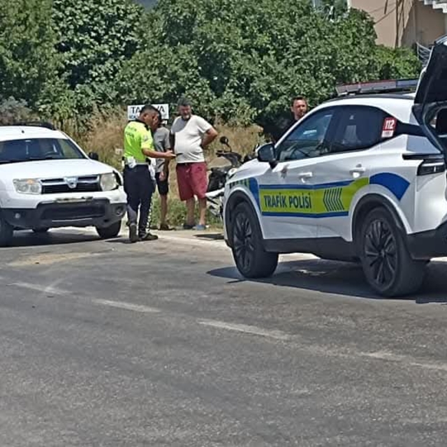 Erdek'te otomobil ile motosikletin çarpıştığı kazada 2 kişi yaralandı