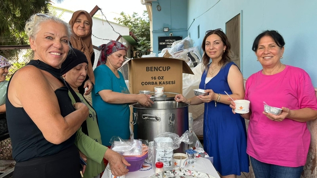 Antalya'da imece usulü hazırlanan aşure vatandaşlara dağıtıldı