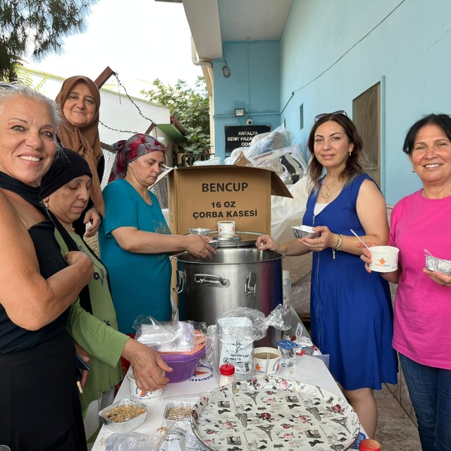 Antalya'da imece usulü hazırlanan aşure vatandaşlara dağıtıldı