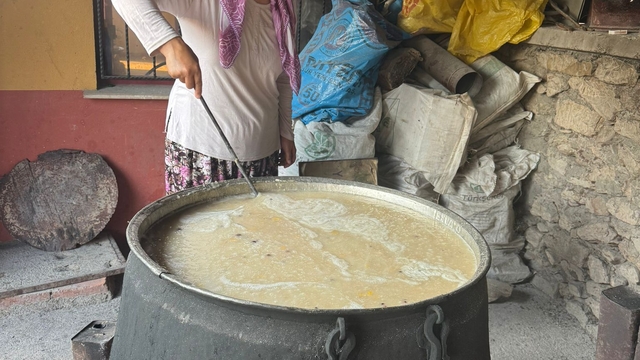 İbradı'da vatandaşlara aşure dağıtıldı