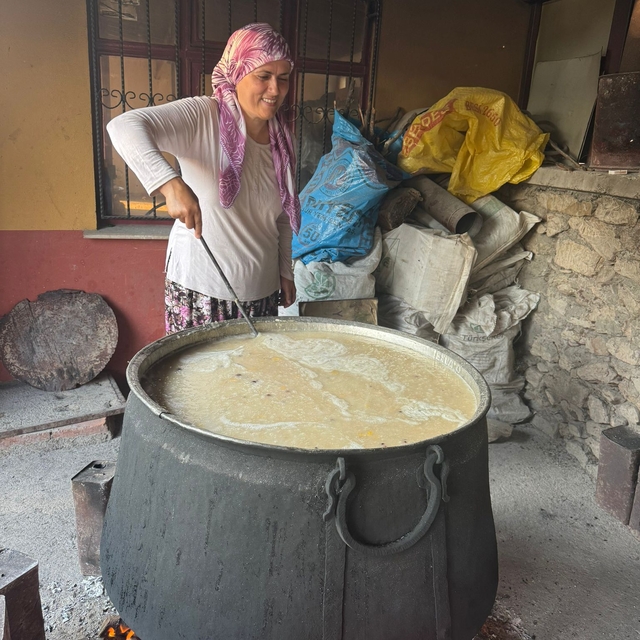 İbradı'da vatandaşlara aşure dağıtıldı