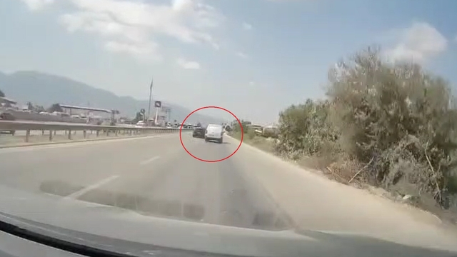 Yanından hızla geçen araç nedeniyle sürücüsünün ani manevra yaptığı otomobil devrildi