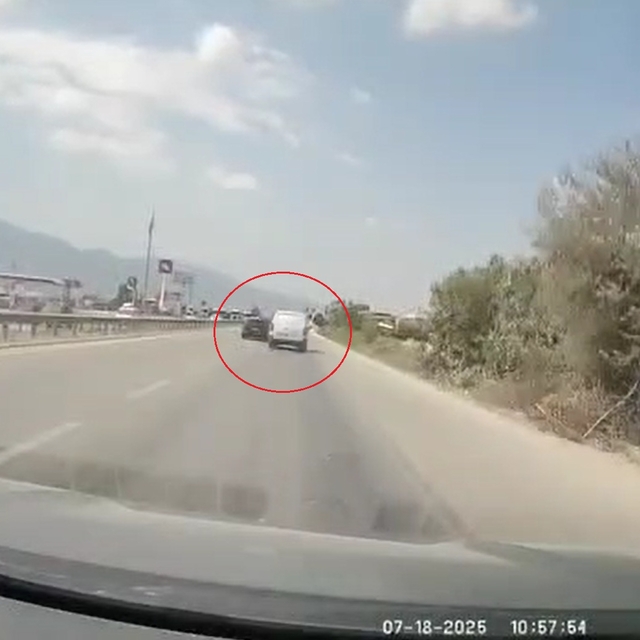Yanından hızla geçen araç nedeniyle sürücüsünün ani manevra yaptığı otomobi...