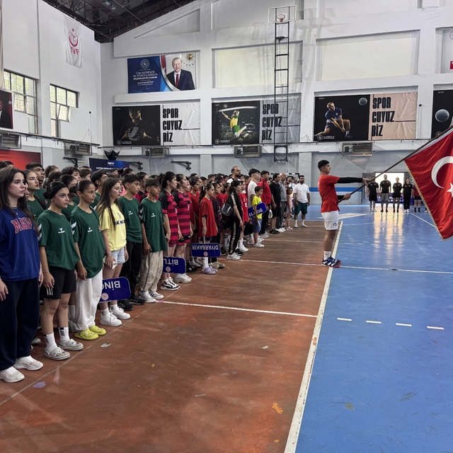Anadolu Yıldızlar Ligi hentbol yarı final müsabakaları Şırnak'ta başladı