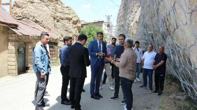 Hakkari Valisi Çelik, Mir Kalesi'ndeki kaya ıslahı çalışmalarını inceledi
