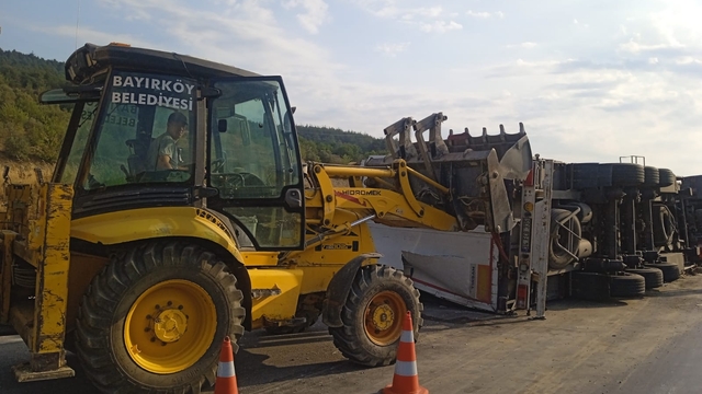 Bilecik'te devrilen tırın sürücüsü yaralandı