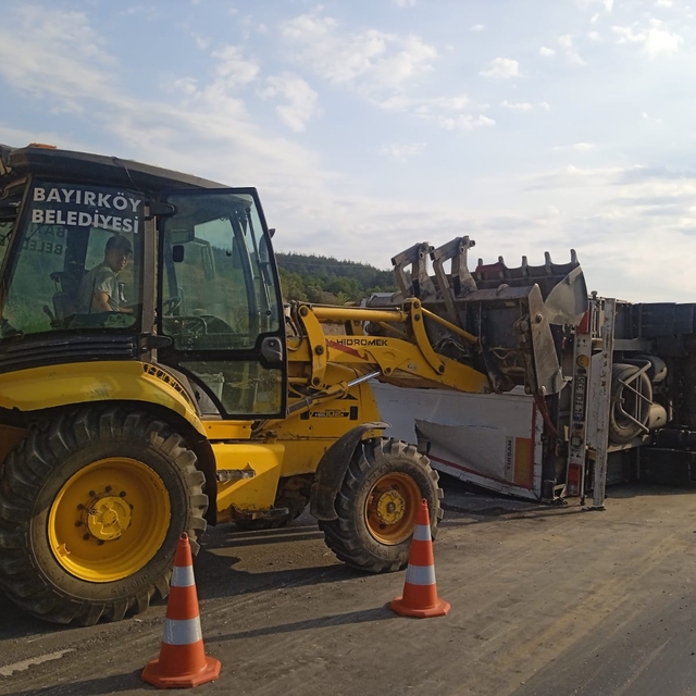 Bilecik'te devrilen tırın sürücüsü yaralandı