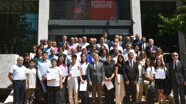 Artvin'de LGS'de başarılı olan öğrenciler ödüllendirildi