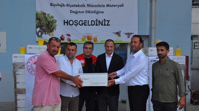 Tarsus'ta üreticilere Akdeniz meyve sineğine karşı tuzak dağıtıldı