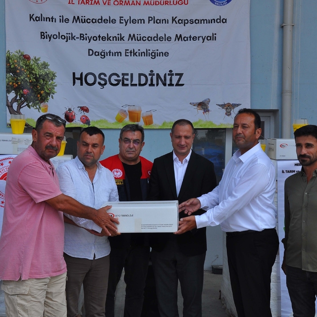 Tarsus'ta üreticilere Akdeniz meyve sineğine karşı tuzak dağıtıldı