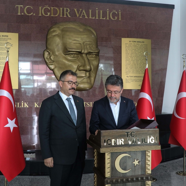 Tarım ve Orman Bakanı Yumaklı, Iğdır Valiliği ve AK Parti İl Başkanlığını z...