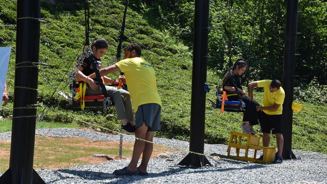 Trabzon'da özel bireyler "rafting tubing" heyecanı yaşadı