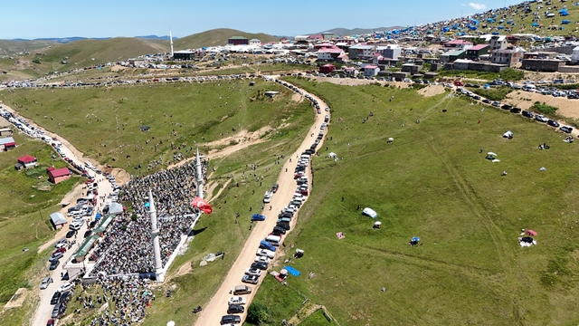 Kadırga Yaylası'nda gelenek sürdü; üstü açık camide namaz kılındı