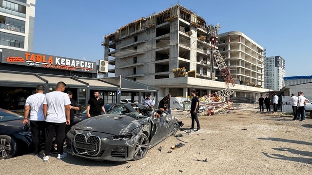 Bursa'da devrilen inşaat vincinin operatörü yaralandı