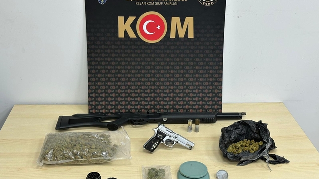 Edirne'de evinde uyuşturucu ve ruhsatsız silah bulunan şüpheli gözaltına alındı