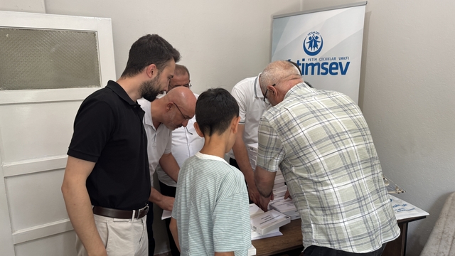 Afyonkarahisar'da YetimSev, başarılı öğrencileri ödüllendirdi