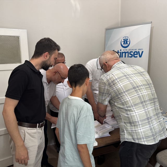 Afyonkarahisar'da YetimSev, başarılı öğrencileri ödüllendirdi