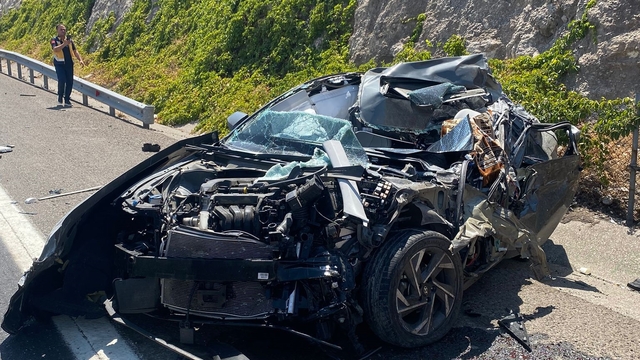 Su tankerine çarpan otomobilin sürücüsü öldü