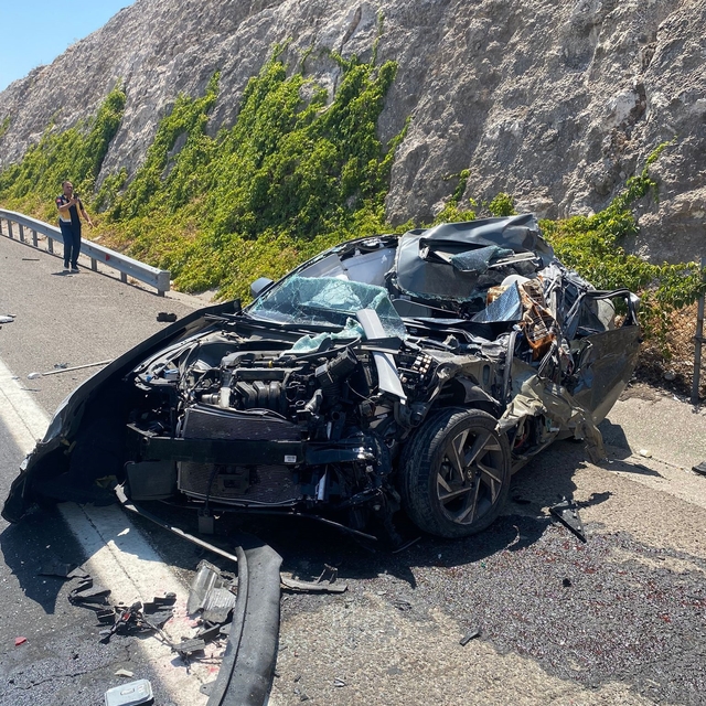 Su tankerine çarpan otomobilin sürücüsü öldü