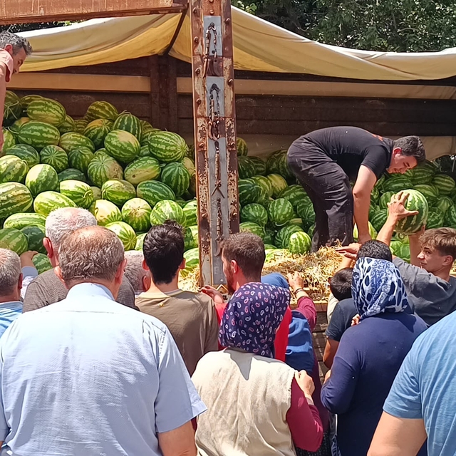 Afyonkarahisar'da hayırsever iş insanından vatandaşlara karpuz ikramı